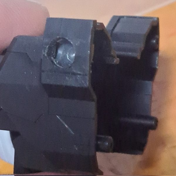 ４ヶ月ぶりです　ジェネラルフォートレスの肩の可動域を広げました　【②】まずジェネラルフォートレスの胴と肩の接続部はボールジョイントではなく固定のダボなので、前後上下には動きません　【③】ダボを切り取り、ダボがあった箇所の内側にボールジョイントの凹を接着し、その凹と同じぐらいに穴を空けます　【④】ボールジョイントの凸が問題なく入ったらOK　【⑤】③で切り取ったダボの太い方から貫通しない程度に3mmの穴を空けます　【⑥】そうしたらこのように可動域広がりました　肩が重さで下がるのでプラ板挟んでます　【⑦】ボールジョイントはバインダーガンとかに付属してます　ジェネラルフォートレスは今週の金曜昼 (11/14 11:00~12:00) に投稿するのでお楽しみに（3枚目）