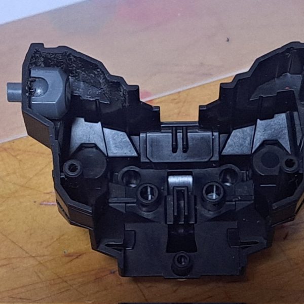 ４ヶ月ぶりです　ジェネラルフォートレスの肩の可動域を広げました　【②】まずジェネラルフォートレスの胴と肩の接続部はボールジョイントではなく固定のダボなので、前後上下には動きません　【③】ダボを切り取り、ダボがあった箇所の内側にボールジョイントの凹を接着し、その凹と同じぐらいに穴を空けます　【④】ボールジョイントの凸が問題なく入ったらOK　【⑤】③で切り取ったダボの太い方から貫通しない程度に3mmの穴を空けます　【⑥】そうしたらこのように可動域広がりました　肩が重さで下がるのでプラ板挟んでます　【⑦】ボールジョイントはバインダーガンとかに付属してます　ジェネラルフォートレスは今週の金曜昼 (11/14 11:00~12:00) に投稿するのでお楽しみに（4枚目）