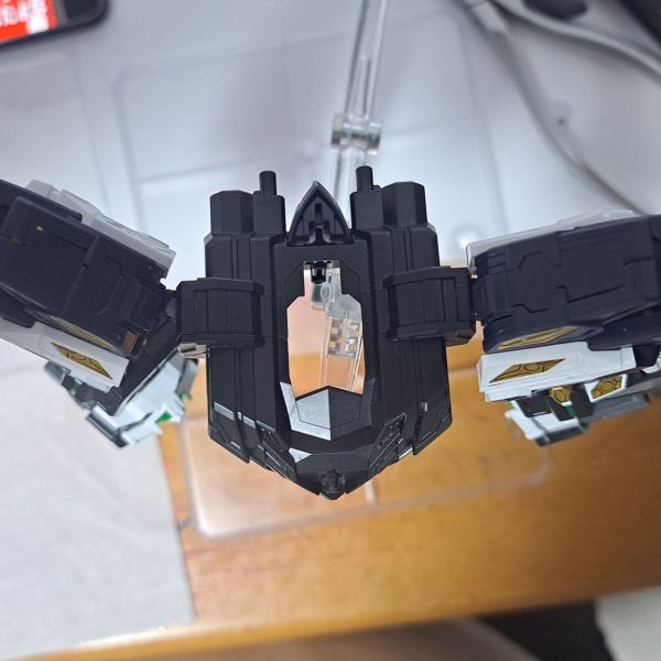 ４ヶ月ぶりです　ジェネラルフォートレスの肩の可動域を広げました　【②】まずジェネラルフォートレスの胴と肩の接続部はボールジョイントではなく固定のダボなので、前後上下には動きません　【③】ダボを切り取り、ダボがあった箇所の内側にボールジョイントの凹を接着し、その凹と同じぐらいに穴を空けます　【④】ボールジョイントの凸が問題なく入ったらOK　【⑤】③で切り取ったダボの太い方から貫通しない程度に3mmの穴を空けます　【⑥】そうしたらこのように可動域広がりました　肩が重さで下がるのでプラ板挟んでます　【⑦】ボールジョイントはバインダーガンとかに付属してます　ジェネラルフォートレスは今週の金曜昼 (11/14 11:00~12:00) に投稿するのでお楽しみに（6枚目）