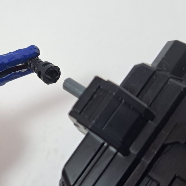 ４ヶ月ぶりです　ジェネラルフォートレスの肩の可動域を広げました　【②】まずジェネラルフォートレスの胴と肩の接続部はボールジョイントではなく固定のダボなので、前後上下には動きません　【③】ダボを切り取り、ダボがあった箇所の内側にボールジョイントの凹を接着し、その凹と同じぐらいに穴を空けます　【④】ボールジョイントの凸が問題なく入ったらOK　【⑤】③で切り取ったダボの太い方から貫通しない程度に3mmの穴を空けます　【⑥】そうしたらこのように可動域広がりました　肩が重さで下がるのでプラ板挟んでます　【⑦】ボールジョイントはバインダーガンとかに付属してます　ジェネラルフォートレスは今週の金曜昼 (11/14 11:00~12:00) に投稿するのでお楽しみに（5枚目）