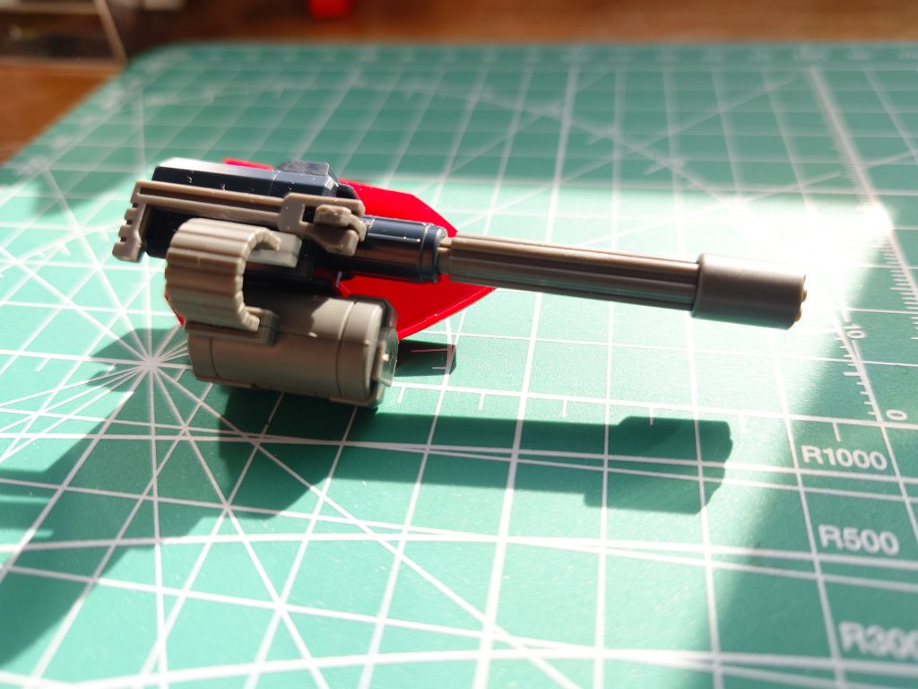 ガトリングの弾倉は、デミトレーナー拡張パーツセットから持ってきて取り付けました。