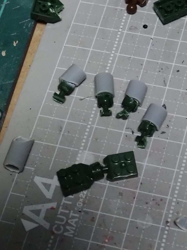 マニピュレーターは可動式にしたかったのですが全関節をボールジョイント化するのは費用がかかりそうなので100均プチブロックからボールジョイントを切断して各部に接着して制作しました。