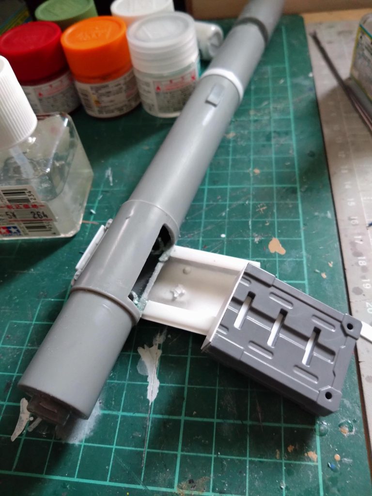 大型ビームバズーカ？の制作状況です。Netflixで「怪獣8号」観てたら大型武器作りたくなり制作開始。ベースとなるパイプは100均の電柱、下に見えてる白いパーツはコレまた100均のガードレールの部品です。マガジンの様な部品も確か100均パーツです。 