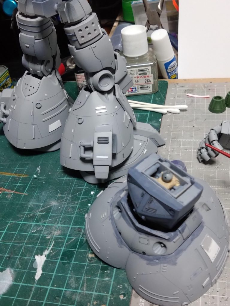 制作途中①太腿は延長パーツ制作してます。足のドムスカート部分には旧キットのジオングのジャンクパーツがあったので胸のスラスター切断して使いました。膝部分にも下向きに着けてみました。