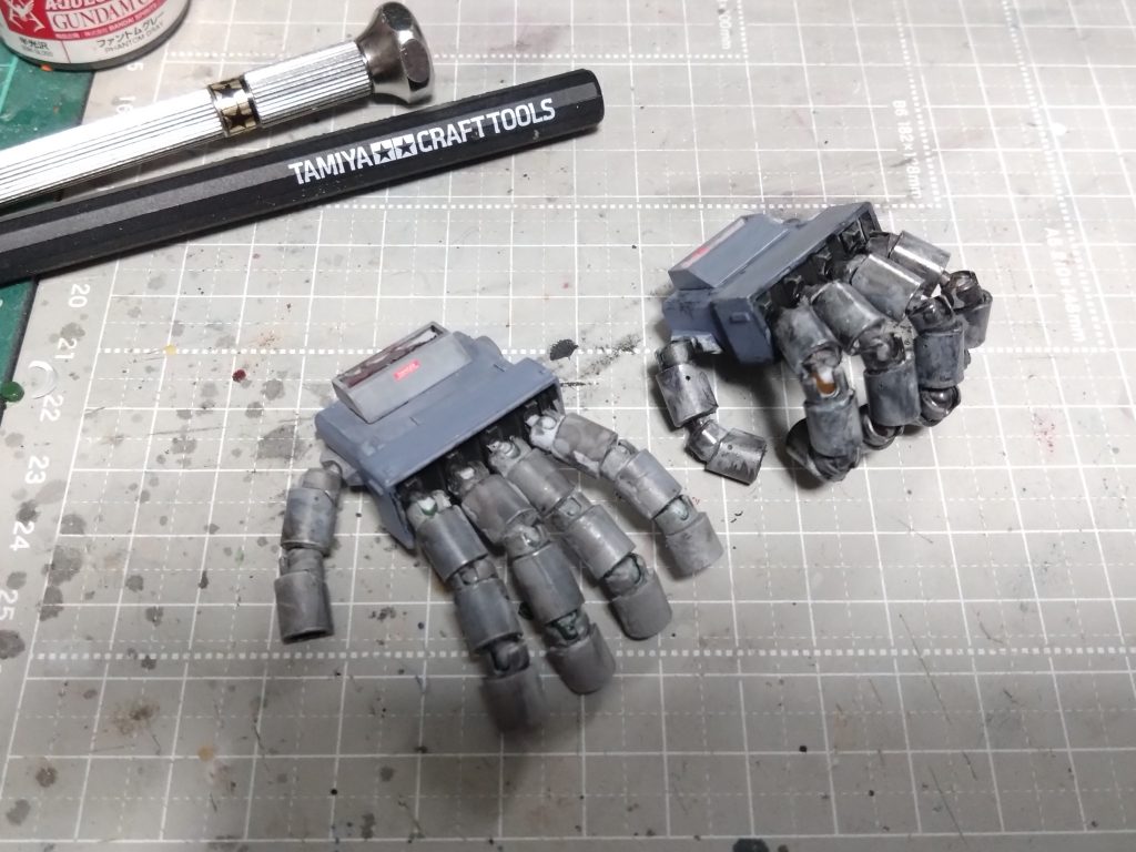 左手のマニピュレーターはガンダムを握る用と合わせて2つ制作しました。 