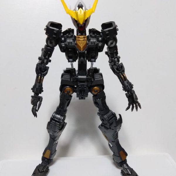 次の作品どうしようかと考えて過去に出勤途中で当たった一番くじのバルバトスにしようかと思い制作はじめました。少々筆塗りしながらフレームから組んでみてます。一番くじのものなので所々クリアパーツになってますが塗装しちゃいました。ガンダムというより獣っぽいですね。  （2枚目）