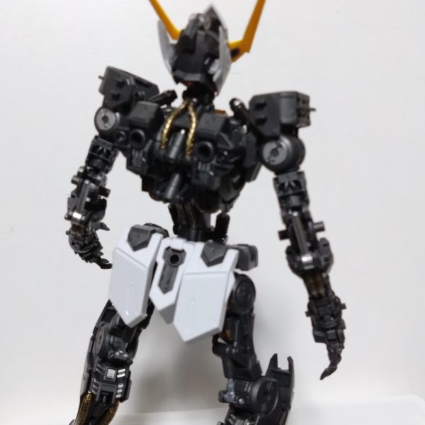 次の作品どうしようかと考えて過去に出勤途中で当たった一番くじのバルバトスにしようかと思い制作はじめました。少々筆塗りしながらフレームから組んでみてます。一番くじのものなので所々クリアパーツになってますが塗装しちゃいました。ガンダムというより獣っぽいですね。  （3枚目）