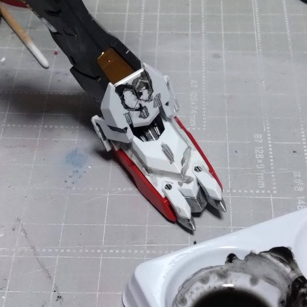 バルバトスですが塗装するのが楽しくてアンテナをドライブラシの要領で軽く塗装しました。今後また色を追加していきます。そしてまたまた邪道かもしれませんが白い装甲パーツには成型色の上からスミ入れ部分にラッカー塗料の黒を希釈して適当に黒入れときました。乾燥後に装甲の塗装を水性塗料で重ねていく予定です。  （2枚目）