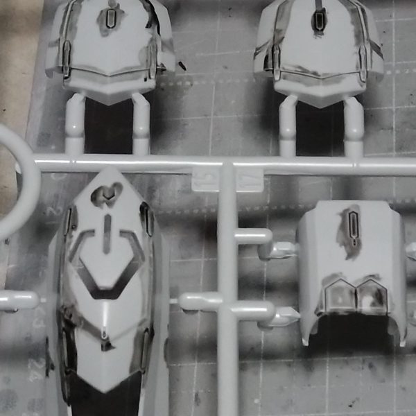 バルバトスですが塗装するのが楽しくてアンテナをドライブラシの要領で軽く塗装しました。今後また色を追加していきます。そしてまたまた邪道かもしれませんが白い装甲パーツには成型色の上からスミ入れ部分にラッカー塗料の黒を希釈して適当に黒入れときました。乾燥後に装甲の塗装を水性塗料で重ねていく予定です。  （3枚目）