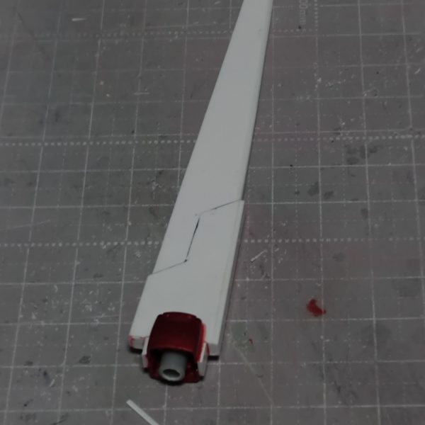 制作したクローをゴールドに塗装して裏側にはスマホケーブル切断したものを瞬間接着剤で付けてみました。取り付け用のランナー軸も接着してます。テイルブレードの様な物も簡単ですが制作してみました。サッパリし過ぎかもなのでバランス崩さない程度に何かディティールっぽいものを追加するかもです。（2枚目）