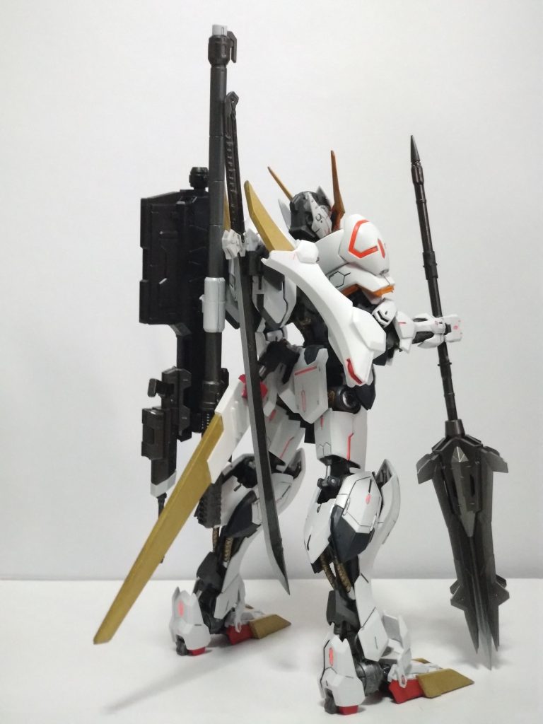 後側です。テイルブレードはそれっぽくプラ板で制作しました。