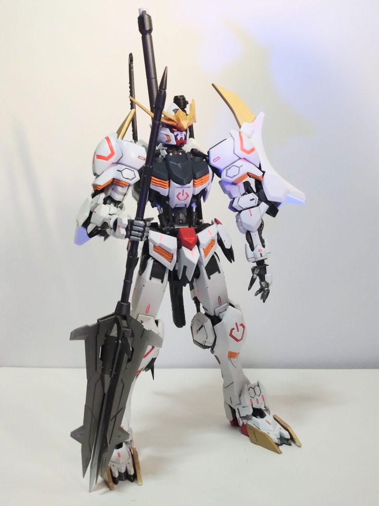 正面はこんな感じです。クロー装備は差し替えで向きを変えれますがパーツの曲線部分が丁度肩パーツのラインと合います。このパーツは仮合わせの時に気づいて使うことにしました。足の両側の爪も大型化してます。