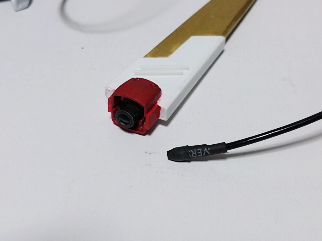 解りにくいですがテイルブレードの後部にプラパイプ接着してあります。ここにビニールで被覆してある針金を使ってます。接続部分は針金が細いので熱収縮チューブを先端に重ねて太くしてプラパイプにハマるようにしてます。この針金は簡単に曲げれますがある程度ハリがあるのでムリな形でなければ自立してくれます。