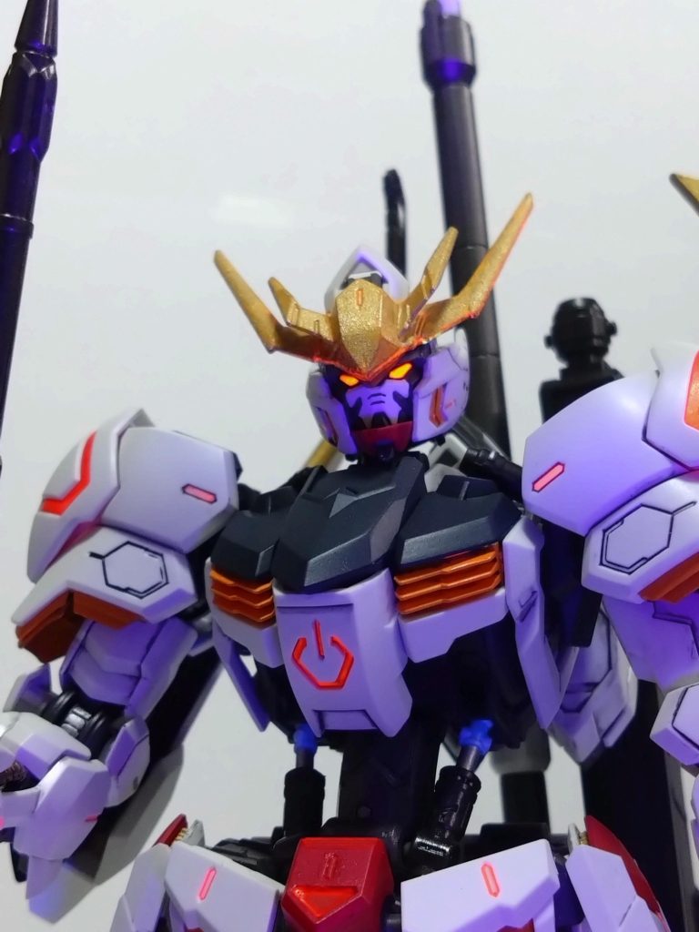 胸のダクトの奥も蛍光レッドで塗装してあるのでブラックライトで隙間から発光が見えるのですが写真には撮りにくくて諦めました。