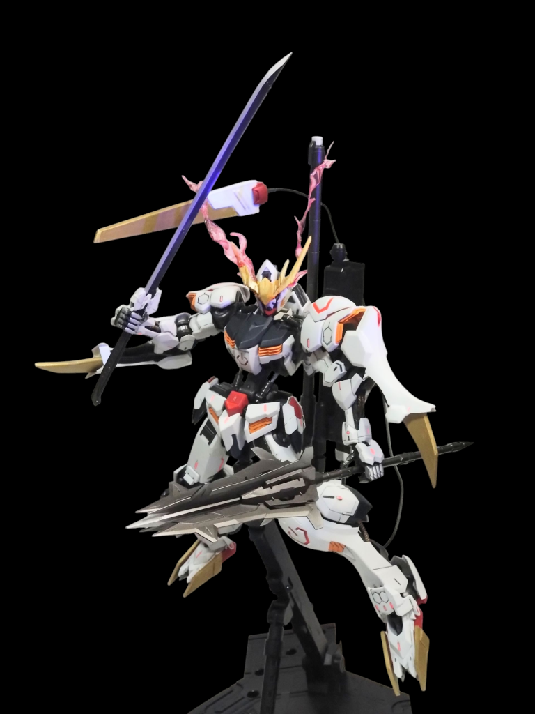 サムネ画像と迷ったやつです。ブラックライトで刀身が紫でカッコイイなぁ。過去に出勤途中コンビニの一番くじで当たったやつでしたがやっと制作しました。 やはりバルバトスはカッコイイですね。一番くじモデルなので所々クリアパーツでしたが塗装してます。実は白い部分は成型色に艶消しクリアーでした。筆塗り全塗装で考えてましたが組んでみたらカッコイイのでそのまま白でいくことにしました。そんな訳でウェザリングも無しにしました。クロー部分などはクリアーで仕上げました。勝手な設定ですが気にいってもらえたら気軽にコメントお願いします。😄「オルガ…次は何作ればいい？」