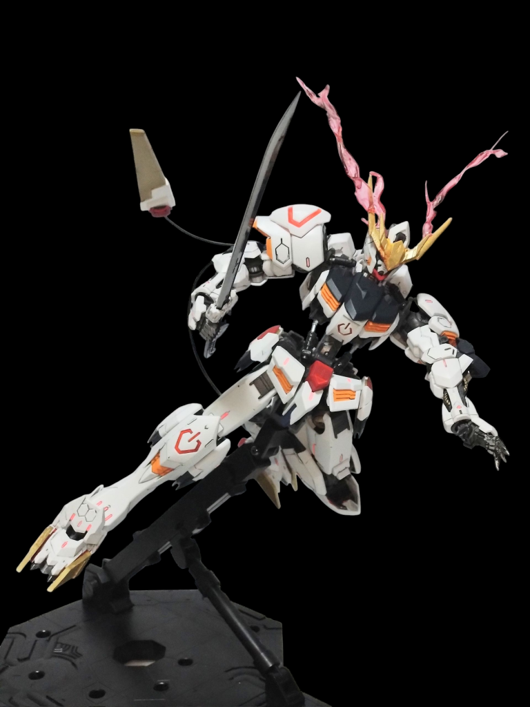 ポージングがとても難しいです。バルバトスの動きを表現したいのですが中々思うようにはいきませんね。