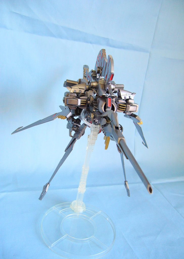 この角度から見ると、けっこー横幅があって。戦艦に見えなくもない?かな?以前ガンスタで、(確かその方もAGE2だったような?)カジキマグロに変形出来る改造ガンプラを作ってる方を見掛けて。思わずグッときたのをおぼえてます。きっと同じアイデアの神様から、天啓を受けたんだろうなー。(決めつけ、ヨクナイヨ)w