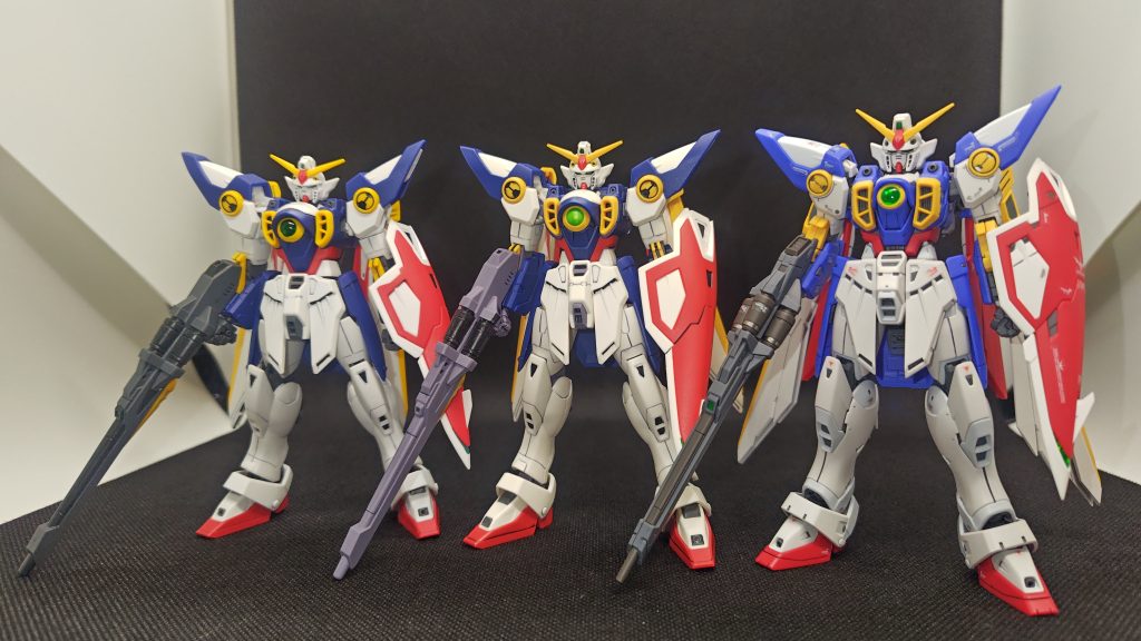 左からHG、EG、RGと並べてみました。こう見ると、HGとEGはスタンダード寄りですが、RGはかなりアレンジしてある印象です。特に頭部の庇下とか。