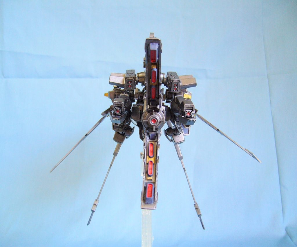 モビルフォートレスモード。三面図。サムネで既にピンときている方はお分かりの通り。某シューティングゲームのアレなイメージです。wモチーフはカジキマグロ(バショウカジキ)。本当はもう少しキモい………もとい(笑)、マニアックな魚種をチョイスするつもりでしたが。ガンダムということもあり、比較的メジャーでカッチョイイものにしました。