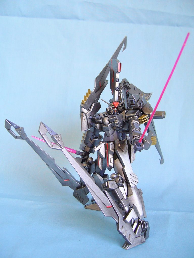 さらに、高機動形態でビームサーベル二刀流。まんま、元のキットのを使ってます。AGE2(アセム)と言えば、このスタイルですよね。サーベルがちゃんと、大刀と小刀に別れてるんですよねー。さてさて。ここから先がメインディッシュ。むしろMS形態など飾りです!偉い方にはそれが……(はい、次いきまーすw)