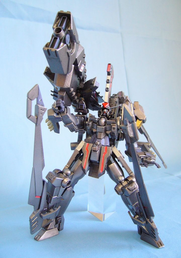 主武装②ツインメガロランチャー。圧倒的火力を、しかもツインでぶっ放つ必殺技兵器!(語彙力よw)リボーンズガンダムのライフルを軸に、ほぼプラ板の箱組で出来てます。めっさ重いです。(汗)どうにかこうにかポージング取れた、奇跡の1枚。w