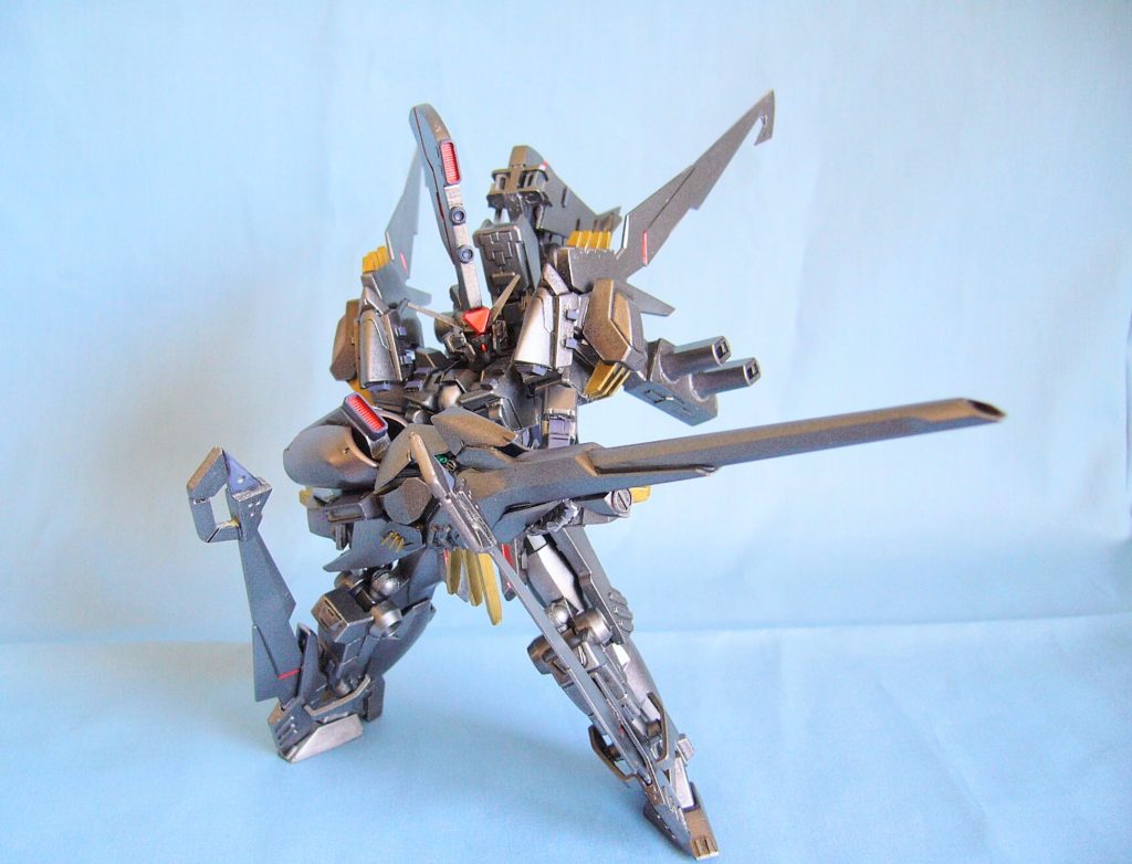 主武装①HIビームスマートガン。中~遠距離用武器。狙撃も可能。ガフランの尻尾キャノンとハイパードッズライフルを芯に出来てます。通称『お頭付きキャノン』w