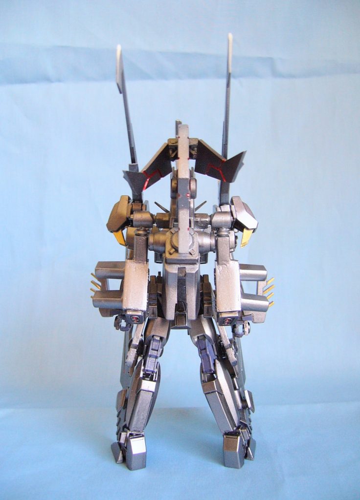 気を取り直して。まずは三面図。AGE2をベースにしてます。設定は特にAGEに寄せてはいません。オリジナルの世界観の機体です。うーん、立ち姿撮りがヘタクソだぞ。w変形後に重きを置いた結果、各パーツが可動域に干渉しまくりです。(汗)自重とかも考えず作ってたため、1パーツが重い。(苦笑)プラ板も、ほぼ0.5ミリしか使ってなかった気が………(笑)バックパックの横に出た突起は、一応レーザー兵器という設定だったハズ。