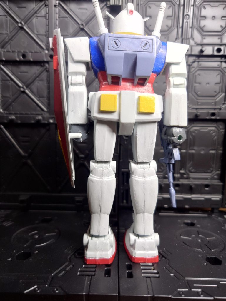 合わせ目出ないようちょっとやったんですが全然消えませんでした…そもそものかみ合わせもあんま良くないしまあいいかwあと足のパーツが左右逆に付けちゃいました(zaku-kao4)