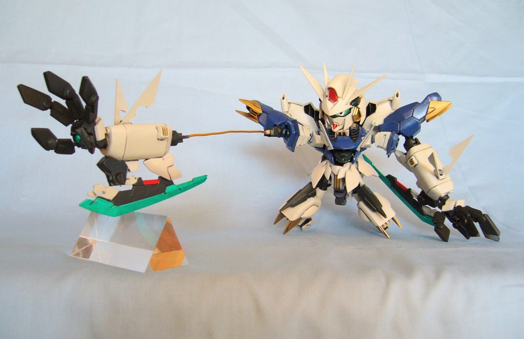 手のひらには大型ビーム砲兼ビット射出装置。腕は射出して、有線で遠隔操作が可能。 