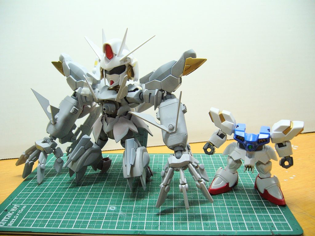制作途中の図。奇しくも、エイジキット続きとなってます。wロングロング顎……ではなくアゴー。wHOBBY　JAPANのレイザーウェアキットのコンペに応募した機体です。アナザーコンということで、久々に引っ張り出して何枚か撮影したのを追加しまして📷️コンセプトはヴェイガンの『ジオング』。レギルス自体がレギルスコアになったりと、モロその感じでしたので。じゃあ、よりらしいボディを、と。制作に至りました。まさか、最終話の１話前でゼハートが逝く展開と、レギルスコアが脱出せずに爆発したシーンに、号泣した方も少なくないハズ。(笑)