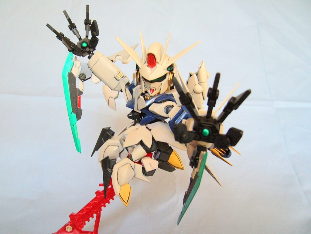 主武装として目を引くのは、その両腕。腕部に装備されたブレードは、敵機をたやすく一刀両断に切り裂き。