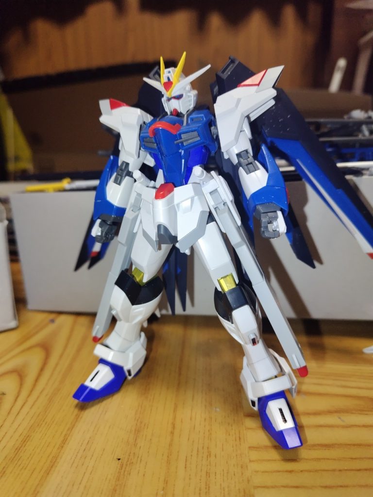 頭部と肩､レールガンと脚部をマイティーストライクフリーダムから､バックパックの翼と腕､胸部と腰をライジングフリーダムから､バックパックの基部をストライクフリーダムから使用しています｡