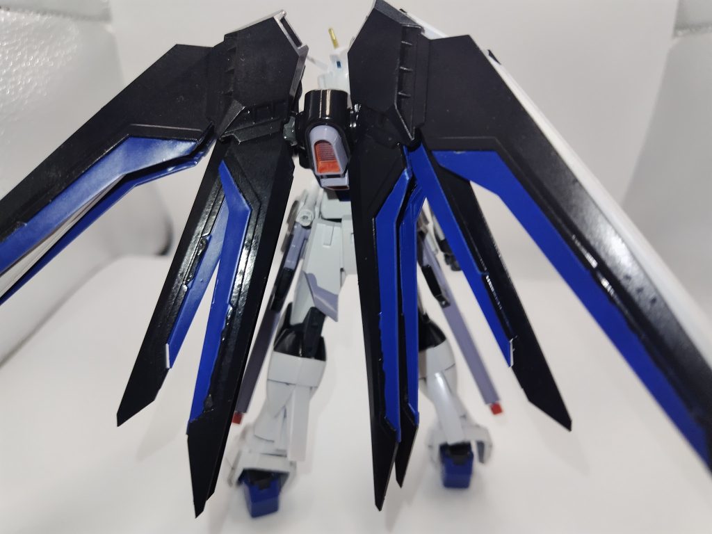 塗料ガイド白はエアリアルホワイト青は戦闘機用のブルー+フリーダムブルーライトグレーの部分は戦闘機用のホワイト+ブルーグレー+パープル赤はシャインレッド+モンザレッドダークブルーは戦闘機用のブルー+レッド+つや消しブラック+戦闘機用のホワイトグレーはディアクティブグレー+エアクラフトグレー+つや消しブラック黄色のところは白のサーフェイサーの後にMr.カラーGXのクリアーゴールドを