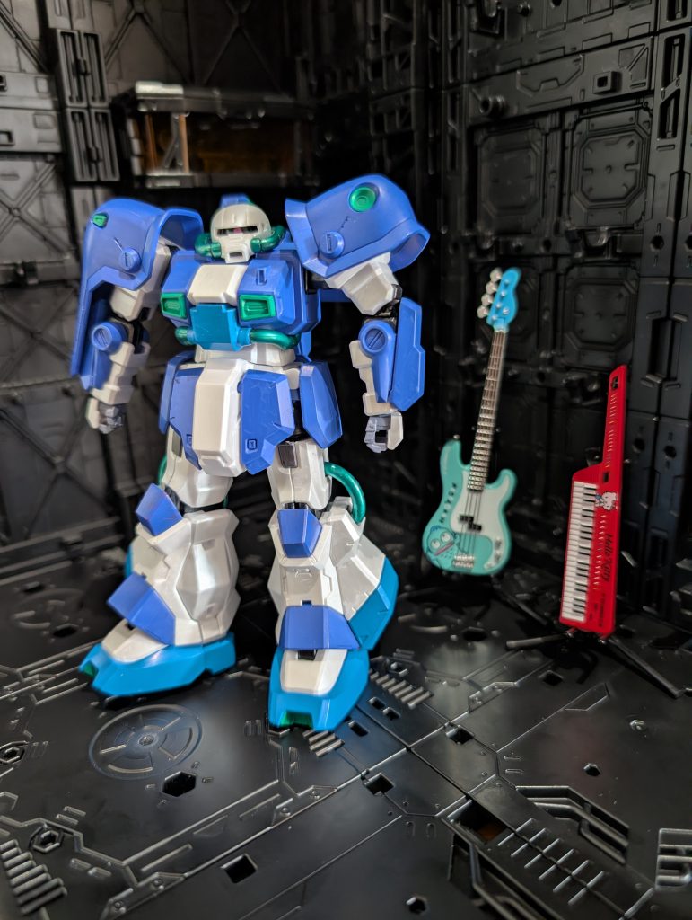 森口博子さんはアーティストなので楽器を並べると楽屋待機状態ですね。マイクの代わりとなりますが、エレキギターを持つとノリノリのホビーハイザックになります。