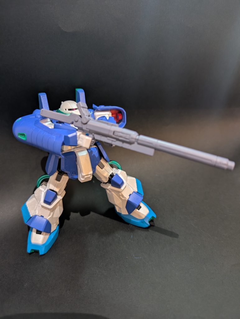 両手で保持するポーズはギリギリでしたが、ハイザックカスタムのビームランチャーを持たせてみました。