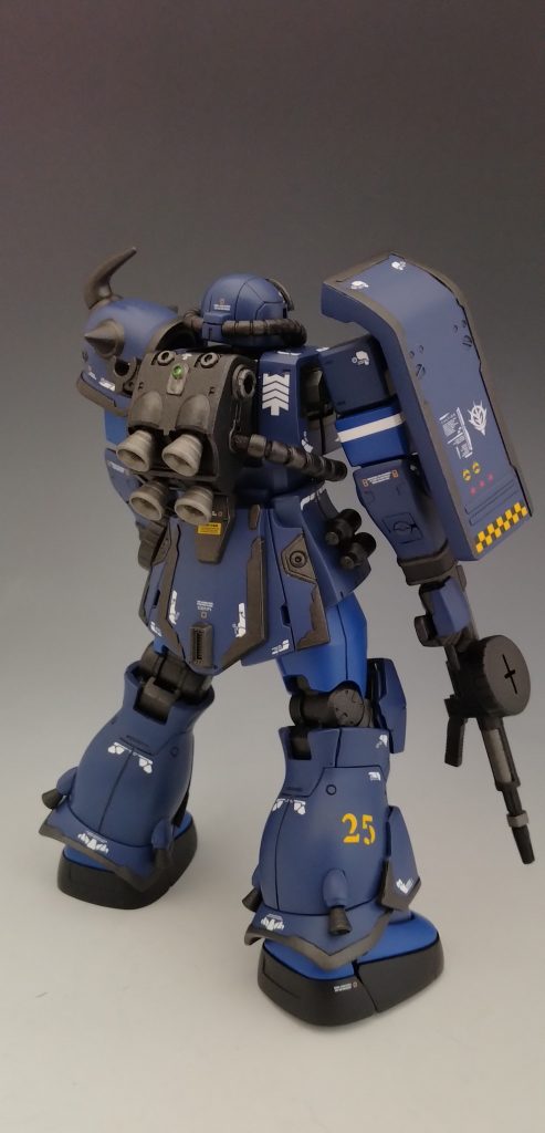 シールドはFZのタイプの外側だけがあったのでそれをOrigin版のシールドに貼り付けて少し形状変更したりギラ・ズールのパーツを足首、後ろのスカートに使ったりしてます。またバックパックのバーニアも2基追加して高機動型ぽさを演出してます。