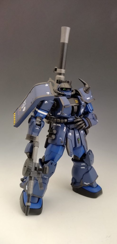 いつものジャンクパーツ寄せ集めで制作してましたが緑色の機体もマンネリ化してたのでそれの打開策として、公式にある変わったザクから陸戦高機動型を選びました。まんま作るのはできないのでそれっぽくなればと制作です。また今回から青色メインでの塗装にチャレンジ。こちらもいつものカラーリングもマンネリ化したのでそれの打開としてです。半光沢クリア吹くまではちょっと微妙かと思ってましたがなかなかどうして良い感じになりました。塗装中にZガンダムに登場したアクトザクのカラーリングと同じと気がつきましたが後の祭りですけど。