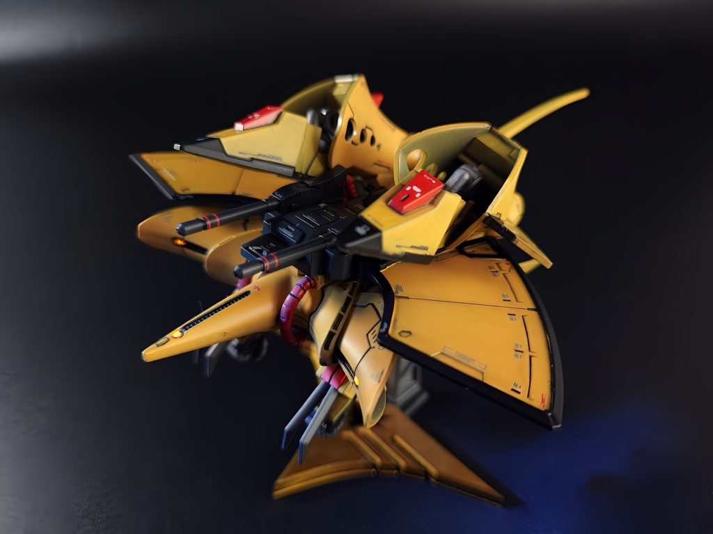 モビルアーマー形態もさほど破綻していません。元が食玩だと思えば出来すぎだと思います。