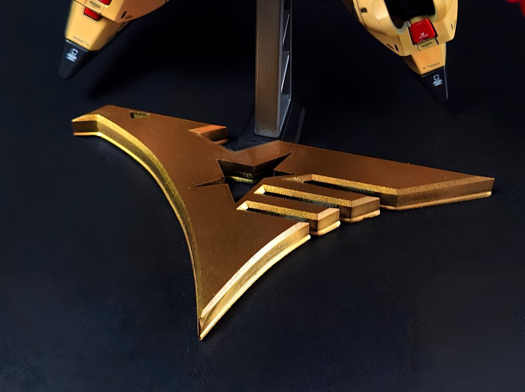 今回手間をかけたのはまずは台座。そもそもの台座が笑っちゃうようなやつなんで…(ご存知ない方は調べてみてください。笑っちゃうから)ヤザン隊長ってティターンズなのかジュピトリスなのか立ち位置が微妙な気がするけどとりあえずティターンズで😂