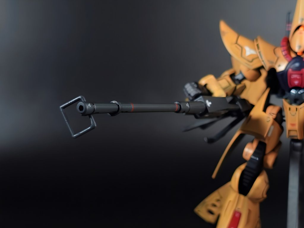 手を入れた箇所、その2ライフルの先っちょについている名称不明のパーツ😅もとは銃身と一体成型の同じ姿形の板になっていた物を切って、削って形を整えた後に1mm丸プラ棒から作った物をくっつけて完成。