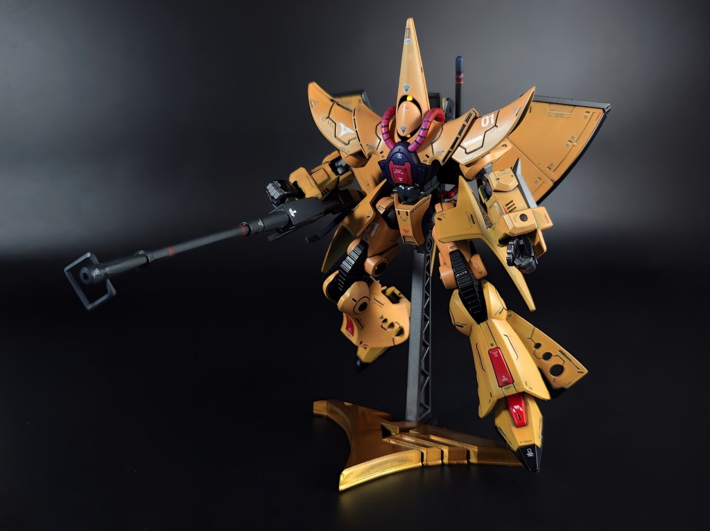 可動範囲の制限やら何やらで相当苦しいですがライフルも持たせてみました。ほらほら遠くから見れば食玩には見えないですよね?😅