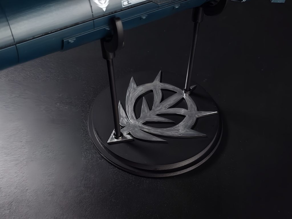 超適当な台座(笑)これ肉眼で見るとメッキ塗装になっていてエンボス加工風味のいい感じで凸凹があるんだけど…撮影って難しいですね😅