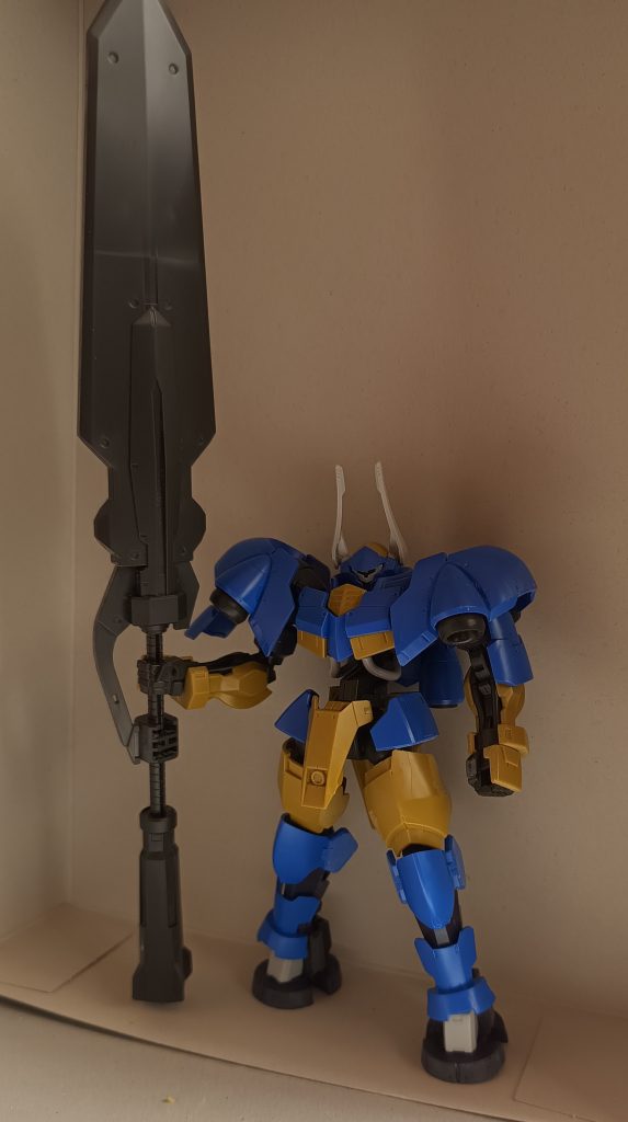 長ぁぁぁぁぁぁいバスタードメイス。入っていた箱の長辺に迫る長さです。こんなの片手で振り回すガンダムフレームの馬力は凄いですねぇ