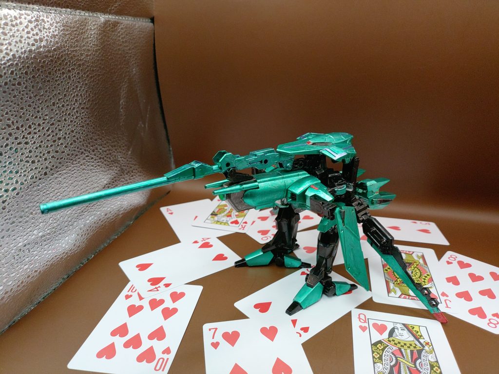 ◯サイドスナイパーライフルがGNドライブ及び背部ユニットに直結する事で、GNドライブによる高火力と背部ユニットに搭載された望遠能力によって、パイロットによっては地上から大気圏外のものを狙撃する事が可能となっており、この能力がコードネームの元となっている。