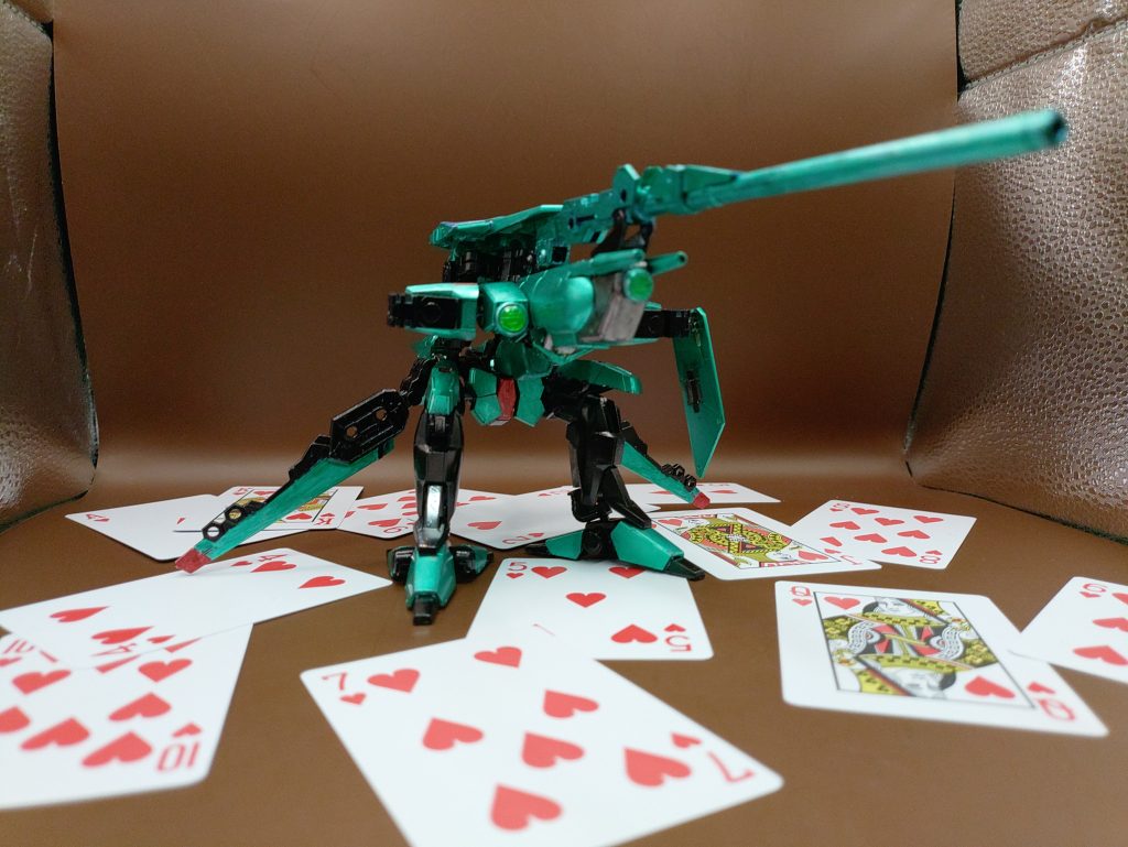 ◯超高高度射撃形態安定した超長距離射撃を行う形態。普段の狙撃ミッションなど、敵地への潜入による制圧でない限りは、この形態でいる事が多く、活動初期はMSの姿を見る事は数少なかった。胸の広範囲索敵ユニットにプラスして背部ユニットの超望遠索敵ユニットが使用可能なるため、非常に優れた狙撃能力を持つ。