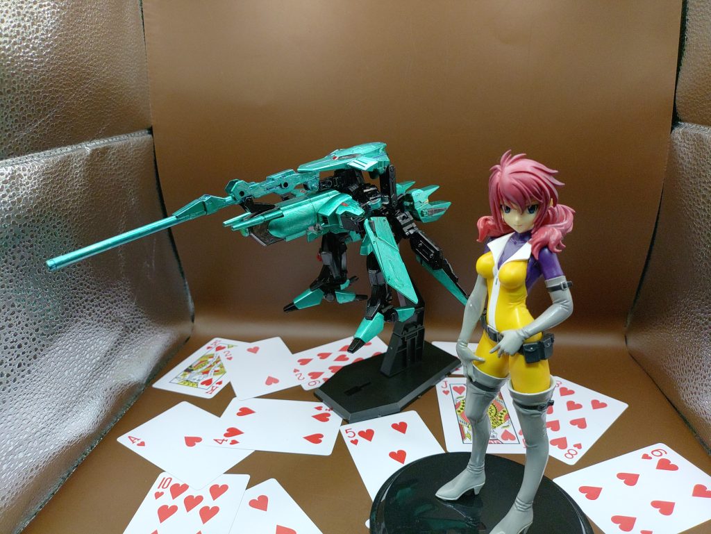 ◯説明ガンダムデュナメスは遠距離射撃に特化した機体を作成する事が目的に開発された。しかし超望遠センサーが巨大になった事とMSの形状では遠距離射撃が安定しない事が開発中にシミュレーションでわかったため、形態を変形させる事で補う事にした。その形態が射撃形態であり、実際にMS単機ではオーバースペックなレベルの射撃能力を得た。