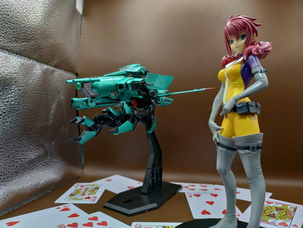 ◆ロックオン加入時の説明にての描写「ロックオン、あなたにはこの機体を授ける。マニュアルを読み、シミュレーターで訓練を進め、今後の実践に備えてほしい」渡された端末から、ヴェーダという名の高性能AIからの指示を読み、ロックオンと呼ばれた男は、思わず苦笑してしまった。ーソレスタルビーイング…まさかここまでのものとは。ーだが、この機体さえあれば、親の敵を討つことができる。「ガンダムデュナメス…俺の銃となり棺桶になりうる機体か。…もう後戻りは出来ないな。』 男はそう呟き機体に潜り込み姿を消した。これはニールと名を捨て、ロックオンというマイスターの名を掲げた一人の道化師の物語のはじまりである。