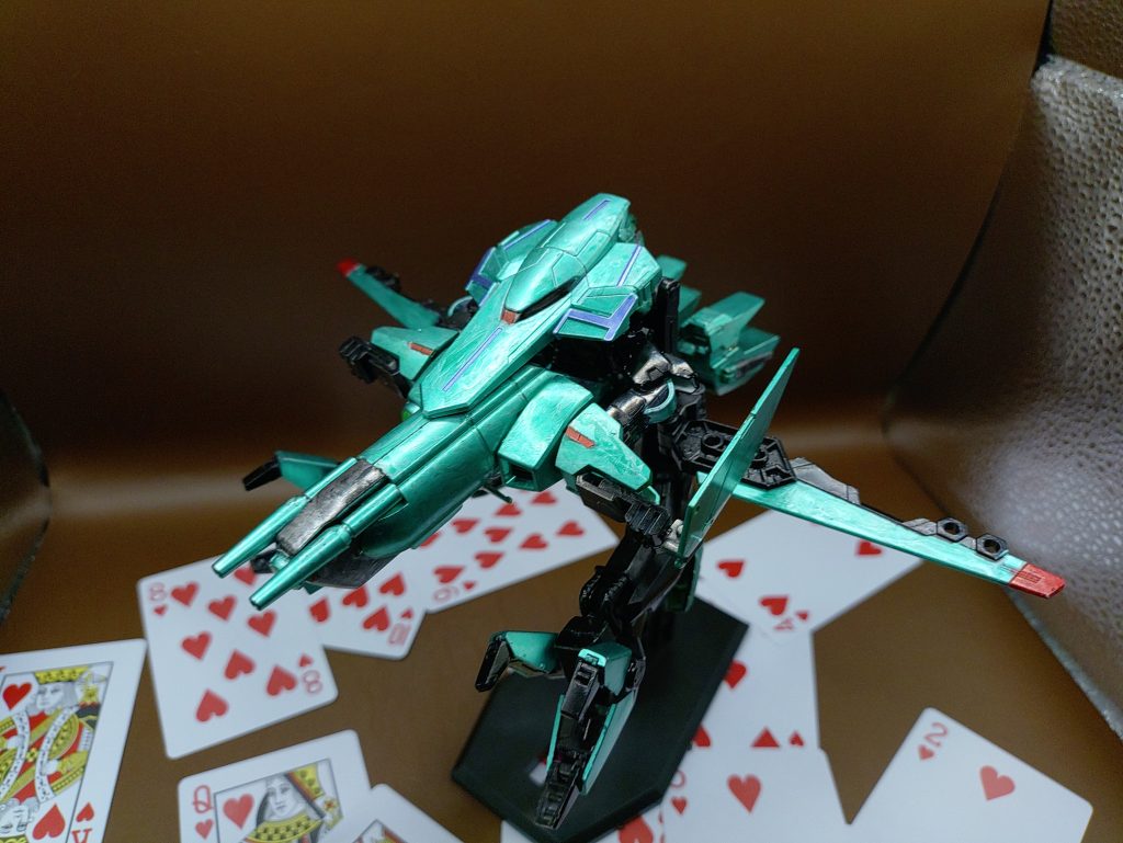 ◯MA形態射撃形態では砲身等など移動に不便なため、射撃形態の移動用形態であるMA形態に変形できる。敵地でのMS通しの乱戦でない限りはMS形態に変形するメリットはないため、移動、調査、狙撃ミッションにおいては基本、この形態で行動する。そのため、活動初期から中期においては、機体を見れる事自体が稀であるにも関わらず、この形態でいる事が多いためMAと間違えられる事が多い。