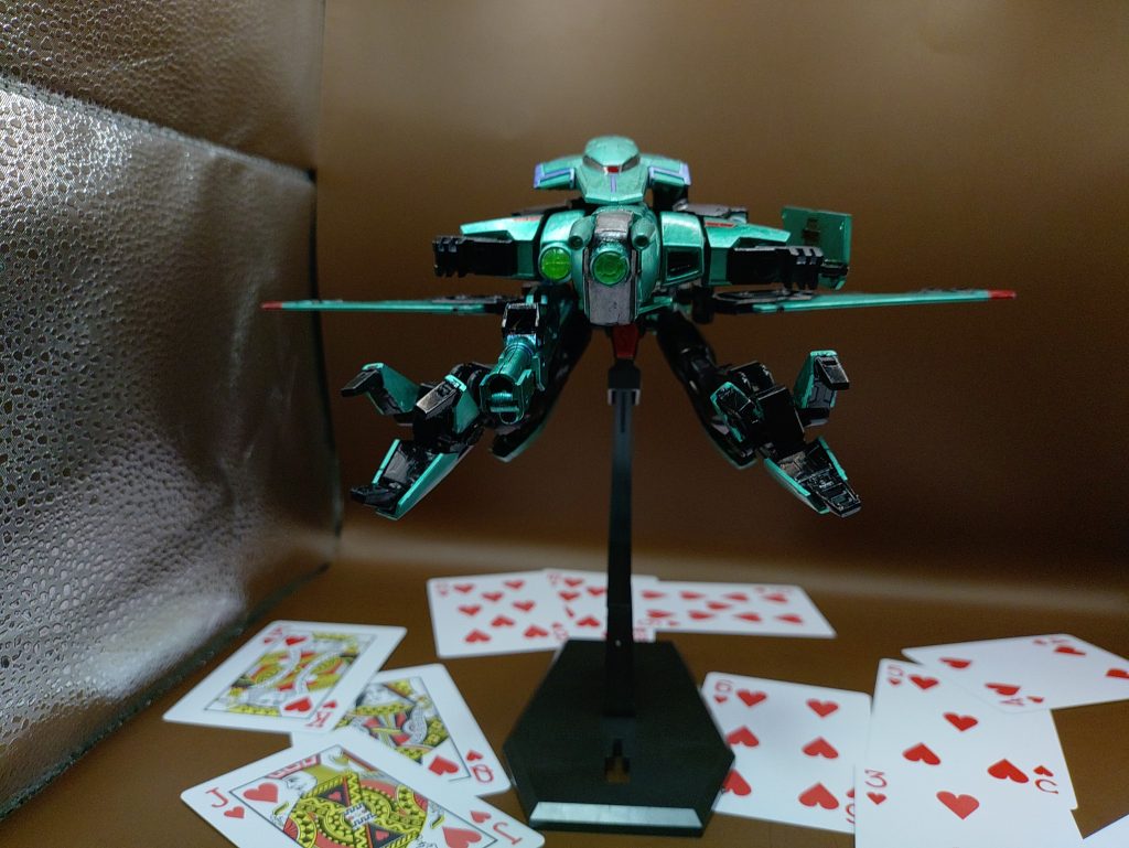 ◯正面巨大なクローと航空機のような上半身が合わさった異様な形状になっている。完全に航空機の形にするのではなく、あえてMAの形をとることで、射撃形態が苦手な接近戦に対応できるように設計されている。