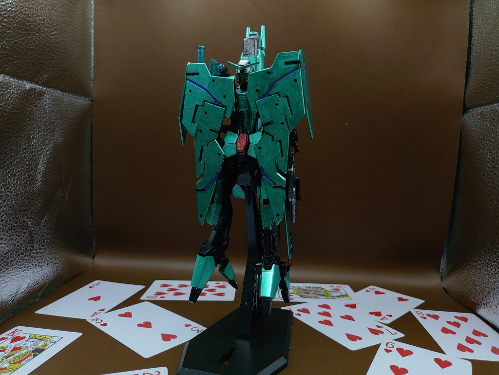 ◯フルシールド展開シールドは機体前方に向ける事が出来、回避が出来ない場合における近〜中距離の射撃戦に有用となっている。シールド制御は、相棒である独立AIロボット「ハロ」に対応させる事が出来、ロックオンは射撃に集中する事が出来る。